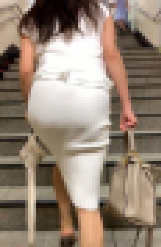 【OLシリーズ】白いワンピースが眩しい。熟女マダムの綺麗なヒップライン【99】　サンプル画像2