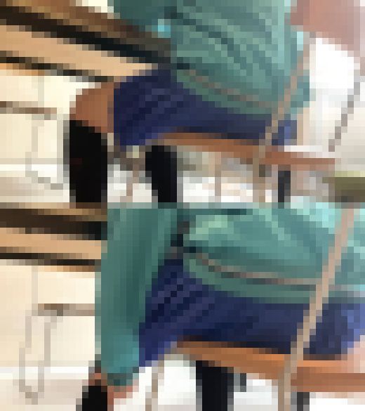 長袖ジャージに超ミニスカ もじもじ落ち着きがない様子を机の下から観察してみた　サンプル画像3