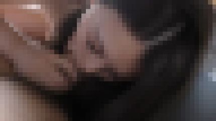 色白美乳の25歳の若妻が色んな体位で激しく突かれ体を震わせて何度も絶頂　サンプル画像2