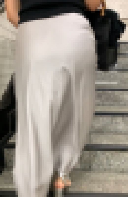 【OLシリーズ】サテンスカートが似合うエロい女に階段闊歩シーン【107】　サンプル画像1