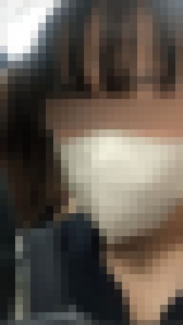 【電車***】【リアル】触られるとスマホボタン鬼連打www 友達と話しながらも触られる地味な真面目ちゃん。　サンプル画像1