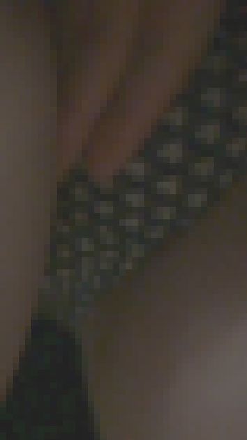 【電車***】【リアル】触られるとスマホボタン鬼連打www 友達と話しながらも触られる地味な真面目ちゃん。　サンプル画像2