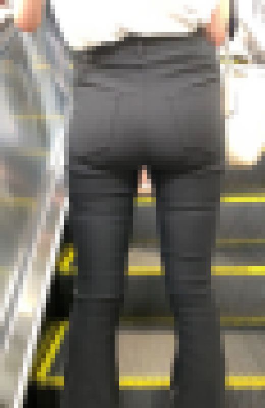 【OLシリーズ】スキニーデニムでセクシーで大きいお尻のOLの闊歩シーン【112】　サンプル画像3