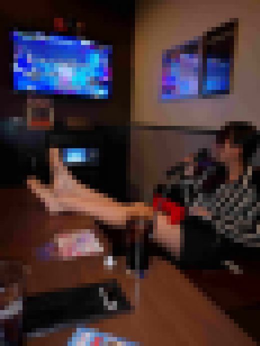 No.6で撮影しているお洒落ギャル18歳の足裏の撮影風景の動画　サンプル画像1