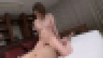 色白Eカップの26歳アパレル店員が巨根で膣奥を執拗に突かれ白い肌を紅潮させて喘ぎまくる　サンプル画像3