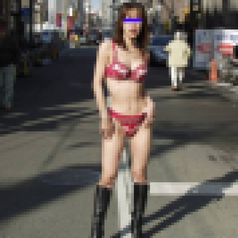 ◆素人投稿動画 「野外露出？はい、大好きです」どこでも余裕で裸になる顔バレNGのド淫乱OLさん 【Part.03：下着で商店街を サンプル画像