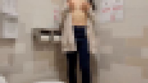 0017ショッピングモールでオナニー 人が出入りしてドキドキ　サンプル画像1