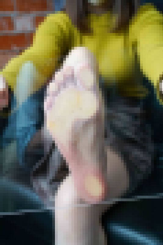 20代OLさん、厚底を履いて仕事をした後の蒸れた足の裏 サンプル画像