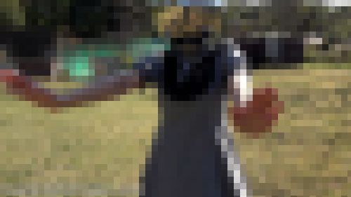 視覚を失って怖がりながら歩く女性f846 サンプル画像