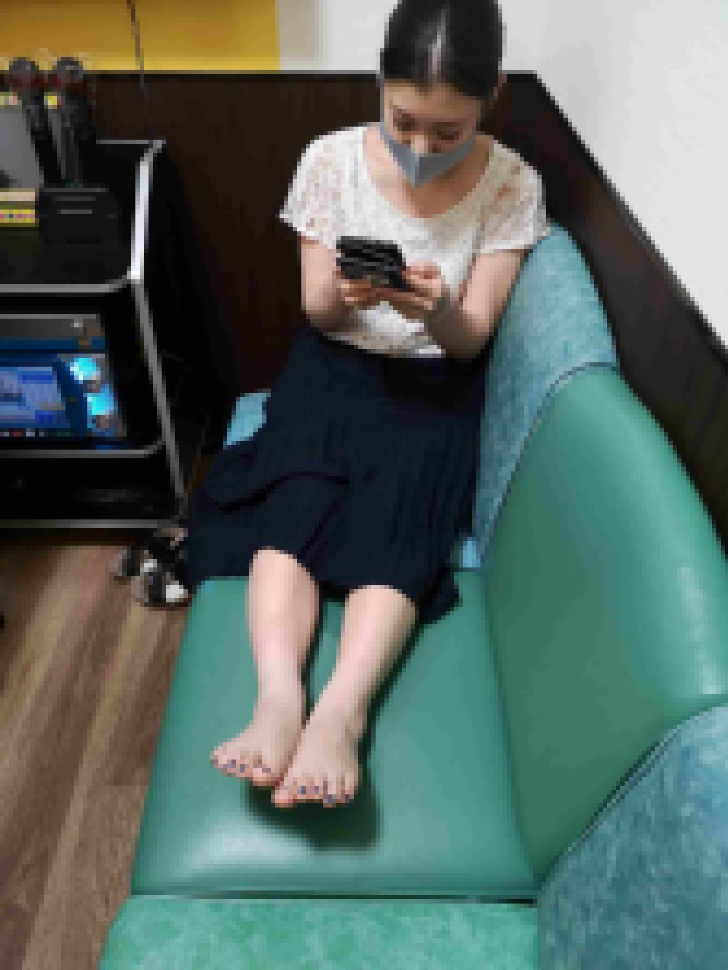 No.18で撮影している19歳仕事帰りちーちゃんの足裏撮影風景の動画 サンプル画像