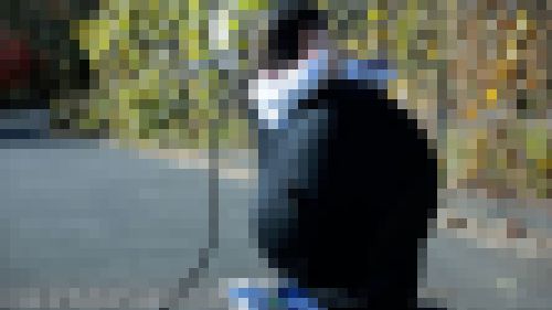 風船割りフェチ　大きな風船を服の中に入れて悲鳴を上げる女性f854 サンプル画像