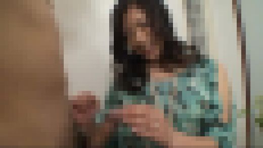 勃起チ●ポを見せつけられ興奮したおばさん！File.1　サンプル画像2