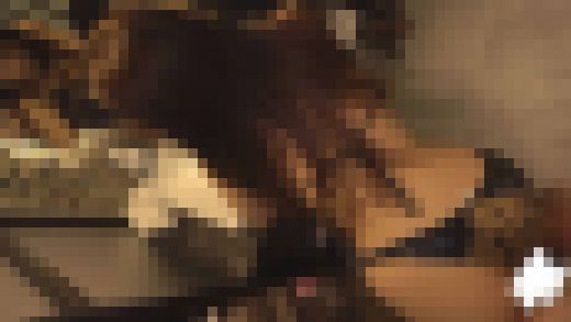 ひまり(24)店で下着を露出！誰もが目を奪われる痴女い高級女3　サンプル画像2