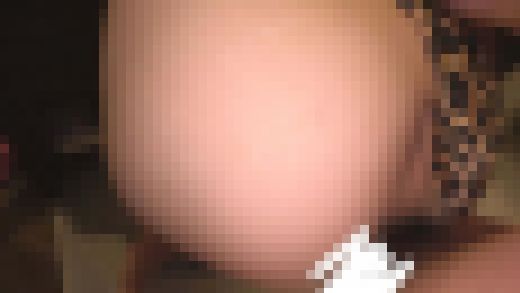 ひまり(24)店で下着を露出！誰もが目を奪われる痴女い高級女3　サンプル画像3