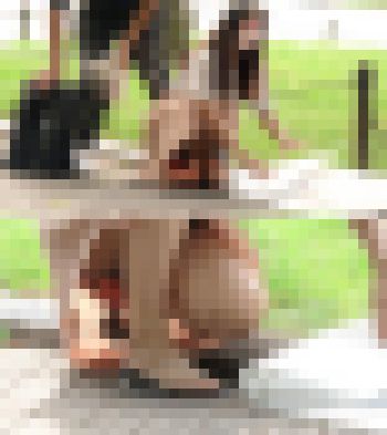 ハミマンお姉さんに再会。純白から陰唇飛び出し注意。【公園パンチラ/高画質望遠】　サンプル画像3