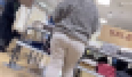 【50代の巨尻】ババアのベージュパンツの汚ねぇ爆尻と屁こき【4K】 サンプル画像
