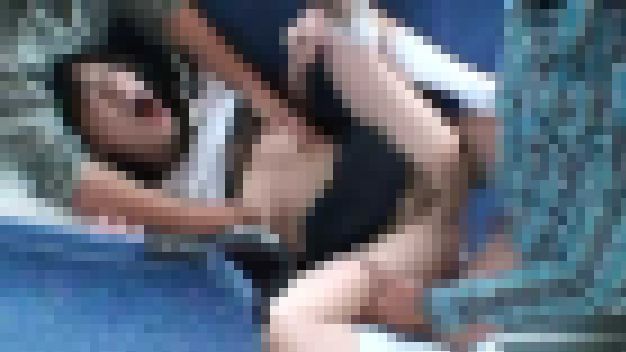 この人痴●です！！といえないウブな娘満員状態で腰をひねり拒むが無理やり肉棒をねじ込み膣内射精　Part 2　IQPA-109-2 サンプル画像