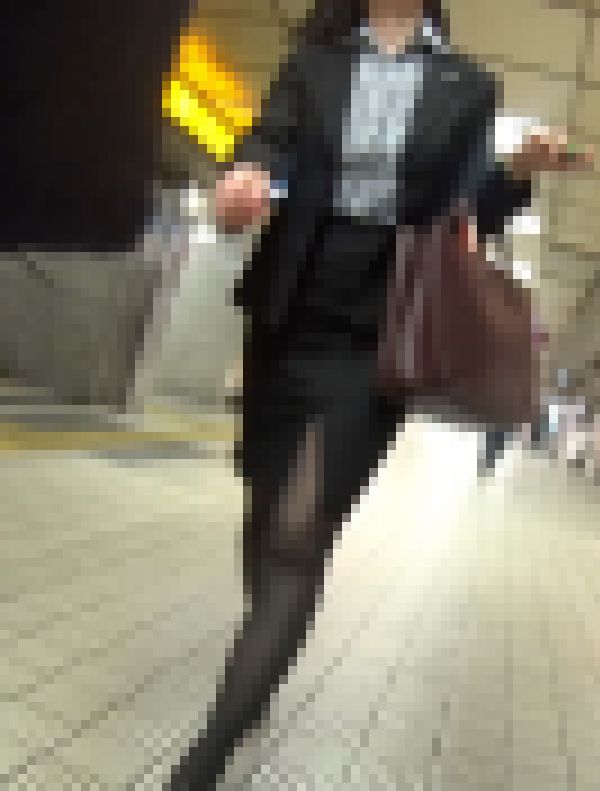 切れ込みスリットがたまらん熟女OLの爆尻 サンプル画像