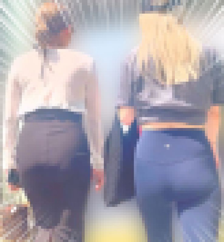 美尻vs爆尻！肉食系な２人のエロ尻♪希少なレギンス美尻とムッチリ巨尻で男を挑発！ 下品なケツ比べ編 サンプル画像