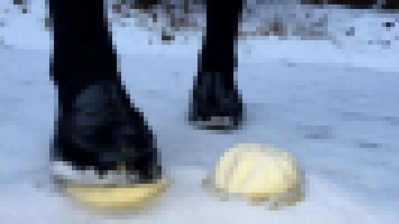 ローファーで肉まん踏み潰し2(雪上) サンプル画像