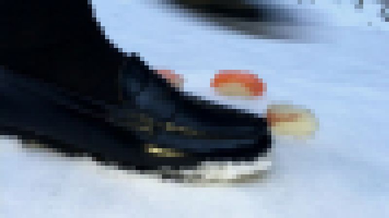 ローファーで寿司踏み潰し（雪上） サンプル画像