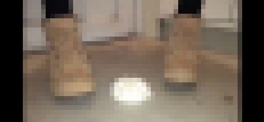 ショートブーツで肉まん踏み潰し　サンプル画像2