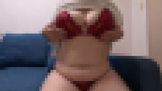 ❤オナニー・自撮り❤ソファーの上でイヤらしく電マを使ってオナニーする人妻　サンプル画像1