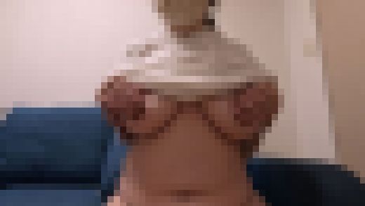 ❤オナニー・自撮り❤ソファーの上でイヤらしく電マを使ってオナニーする人妻　サンプル画像2