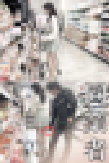 警備員に見つかる同業者vsワカメちゃんパンチラな清楚系美人【禁断の逆さ撮り】　サンプル画像2