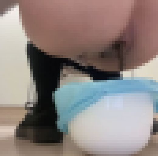 路上で漏らしたチキン棒の残りと軟便をうんち袋に排泄する雌犬　サンプル画像1