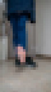 素足にスニーカーで汗ばんだ足の裏 サンプル画像