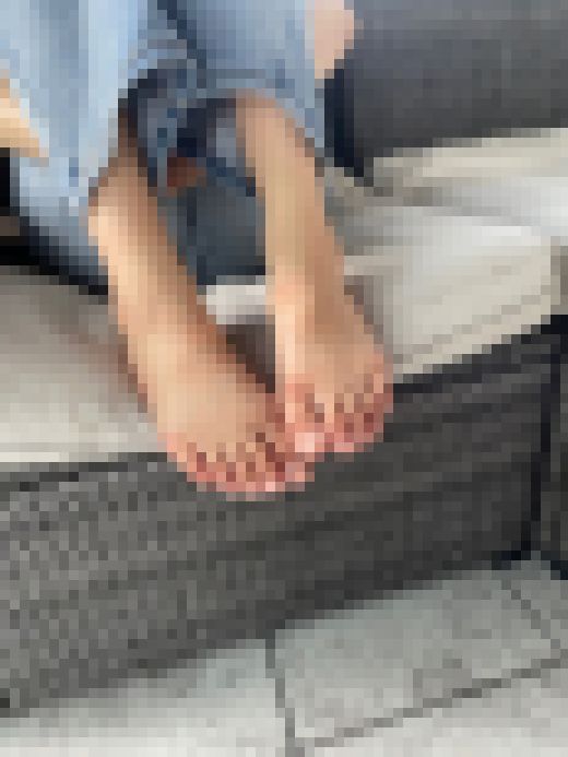 看護学生Sちゃん素足サンダルのつま先と足裏　サンプル画像1