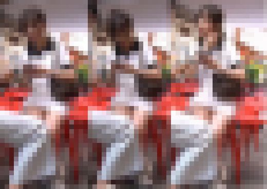 【盗撮!!】お友達とお買い物中のお姉さんのパンツを逆さ撮りww！！　サンプル画像2