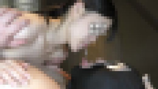 【個】18歳！初めての唾キス！戸惑いながらおじさんの舌を一生懸命吸う姿に勃起不可避！　サンプル画像3