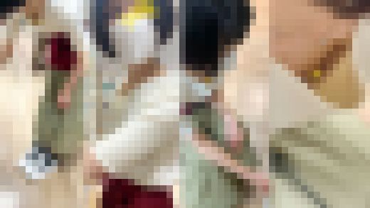 【店員個撮⑳】働く女性の胸チラ・パンチラ!!(塩対応店員再び！/美術店員さん)　サンプル画像1