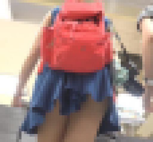 本屋さんで見かけたミニスカお姉さんの際どいパンツを逆さ撮り　サンプル画像1