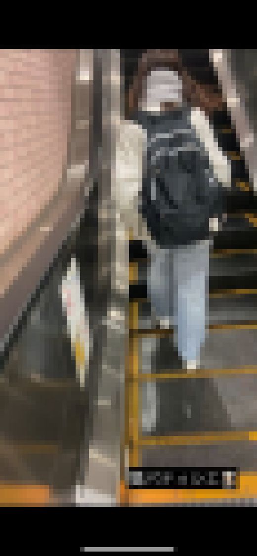【着衣尻23】若い娘のパツパツデニム　サンプル画像1