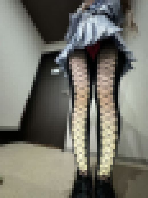 穴あき網タイツの制服女子をひっくり返してみたら案の定エロっｗｗｗ　サンプル画像3
