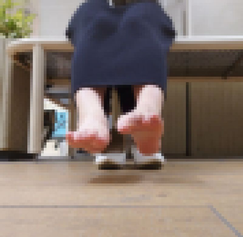 ４Ｋ★顔出し！山本彩系美女がヒールパンプス素足履きで猛烈納豆臭足裏をおもてなし！ サンプル画像