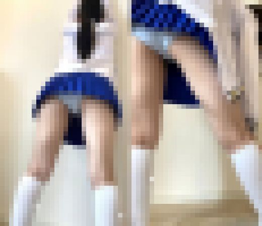 芋パンツでストレッチ&生理中の姉のともだち…【家庭内盗撮】　サンプル画像1