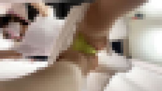 現役ナースパンチラ盗撮 仕事に夢中の看護師さん蒸れたスカートの中が生々しくて臭ってきそうwww サンプル画像