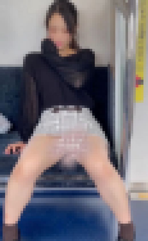 アイドル並みのルックスを持つJD　電車で対面パンチラ　サンプル画像1
