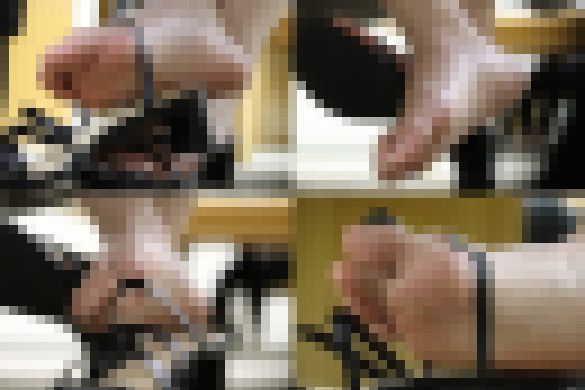 【女子Ｋ生生足裏】足指でサンダルをいじりながら足裏を見せてくれる色白Ｋ サンプル画像