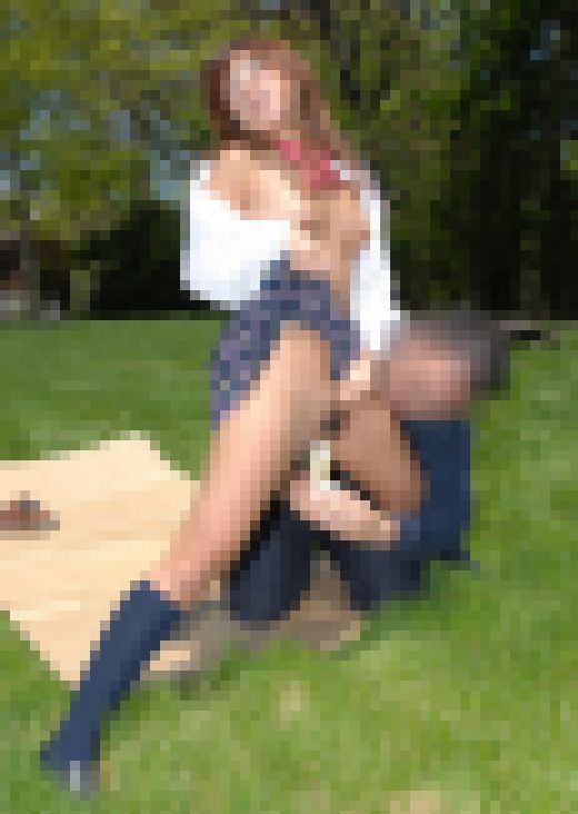 ◆素人投稿動画 「外でエッチしてみたいです」こんがり肌の黒ギャルと野外で生ハメ 【Part.05：公園でバイブを突っ込まれてイっ　サンプル画像3