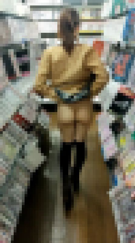 ポニーテールの制服美女が営業中のアダルトショップ店内を下半身丸出しで歩く！ サンプル画像