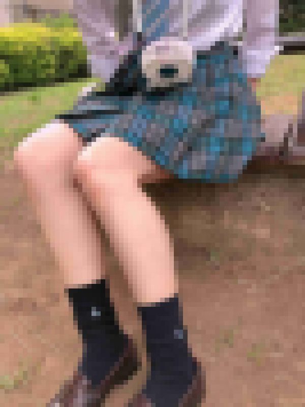 学校帰りに公園でパンチラ撮影してきました！ サンプル画像