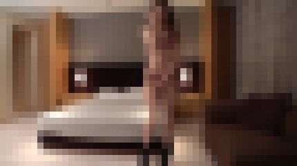 美脚の23歳キャンペーンガールが巨根で激しく突かれて初めての中イキを経験する　サンプル画像1