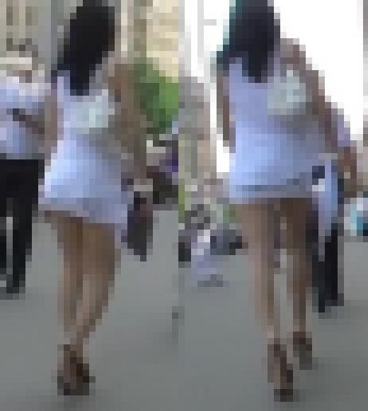 【Tバックパ】超スレンダー絶品美女のタイトミニの真下から喰い込みパンツを盗撮！！　サンプル画像1