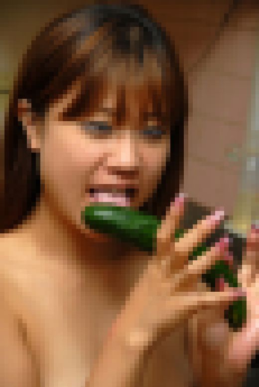 ◆素人投稿動画 タクシーの運転手さんの精子も飲んじゃうチ〇ポ大好き日焼けギャル 【Part.04：きゅうりでオナニーと道路でタク　サンプル画像2
