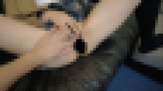 ◆ポニーテールの制服彼女が個室ビデオでオナニー!?『ご自由にお使いください』と貼り紙してみたら、知らない男に・・・ サンプル画像3